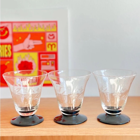 Vintage Black-Footed Goblets with Flower Pattern Etching, set of five (5) - Picture 2 of 8